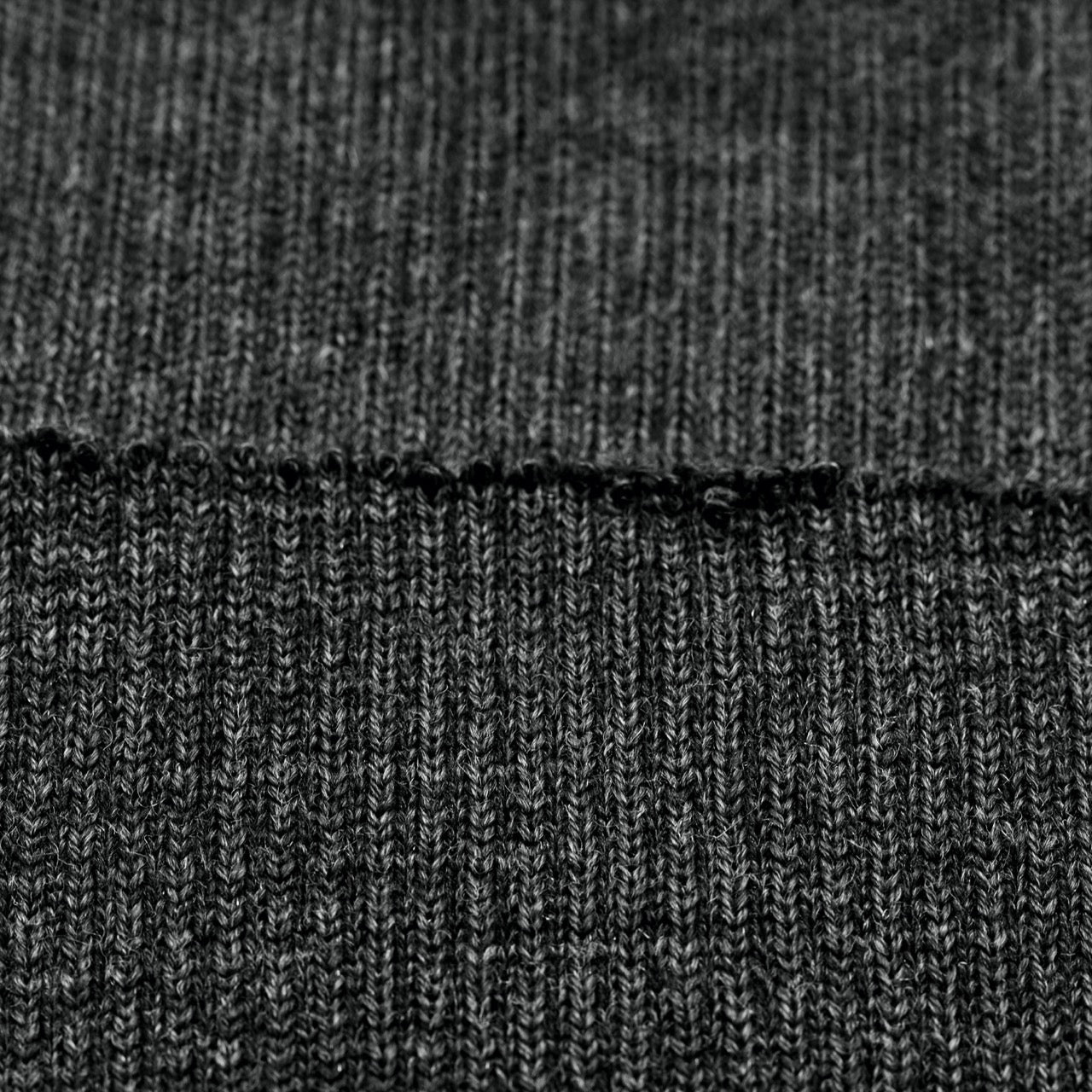 Cuffing / Tubular - Charcoal (2x2) - detail