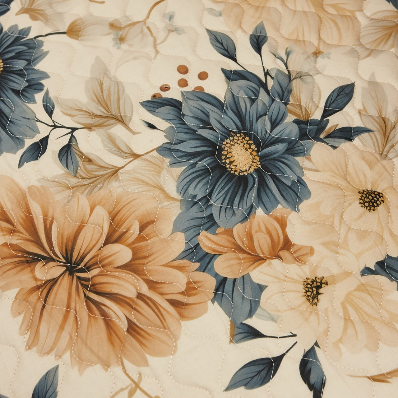 Cotton Quilt - Floral - 6oz - Ivory Dahlia (detail)