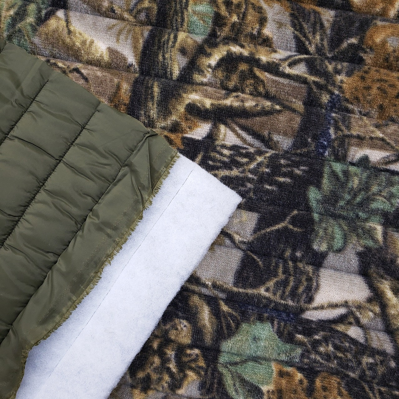 Quilted Polar 2-Sided 13oz - Camo Prints (Fleece) - Forest camo / olive (detail)