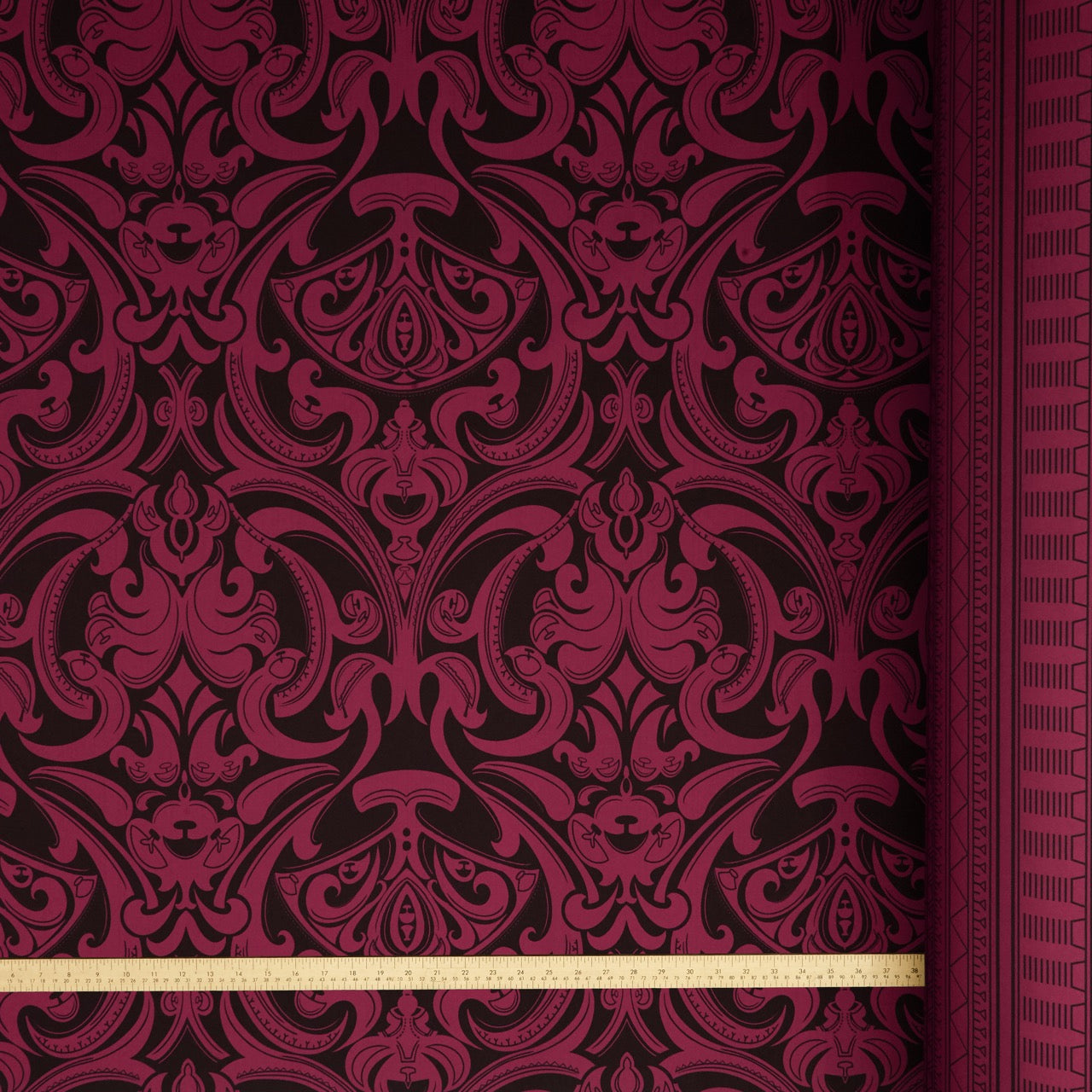 Commander® InukChic® Damask Ulu XL (9.5) - Raspberry (sizing)