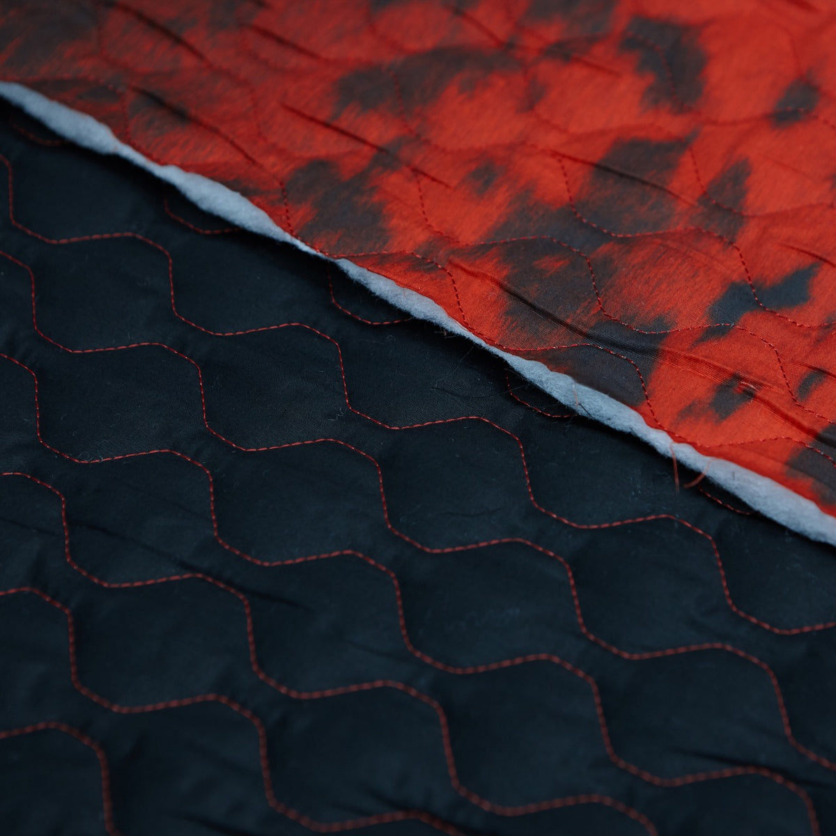 Cotton Quilt - Seal Skin - 6oz - Red (detail)