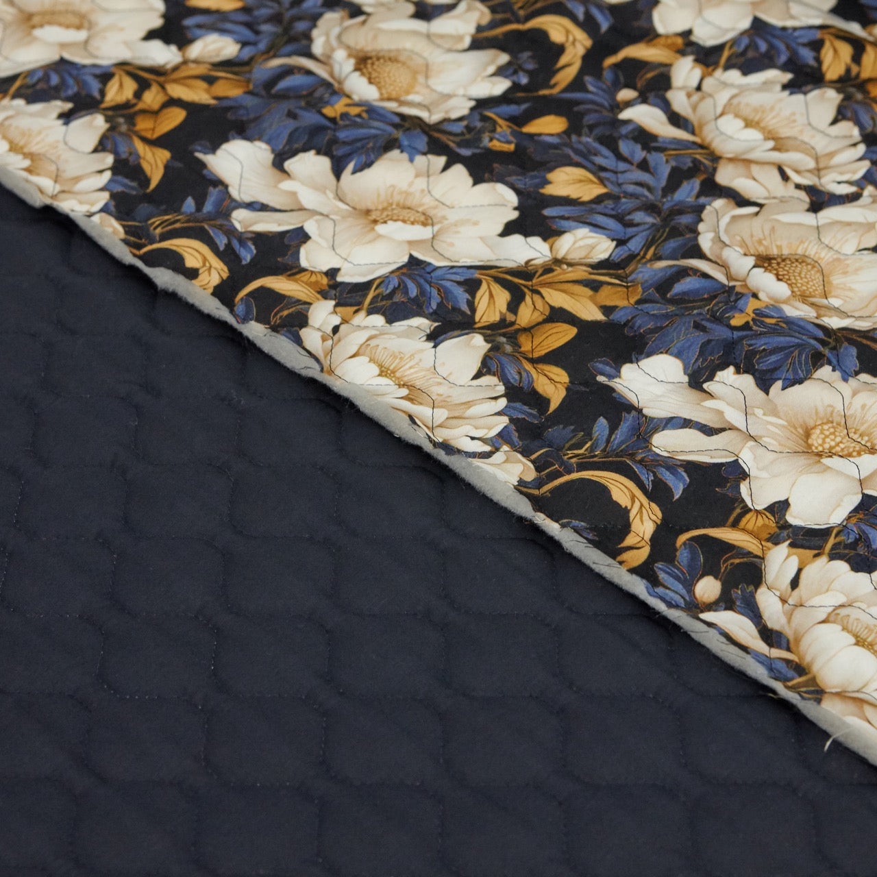 Cotton Quilt - Floral - 6oz - Magnolias (cut)