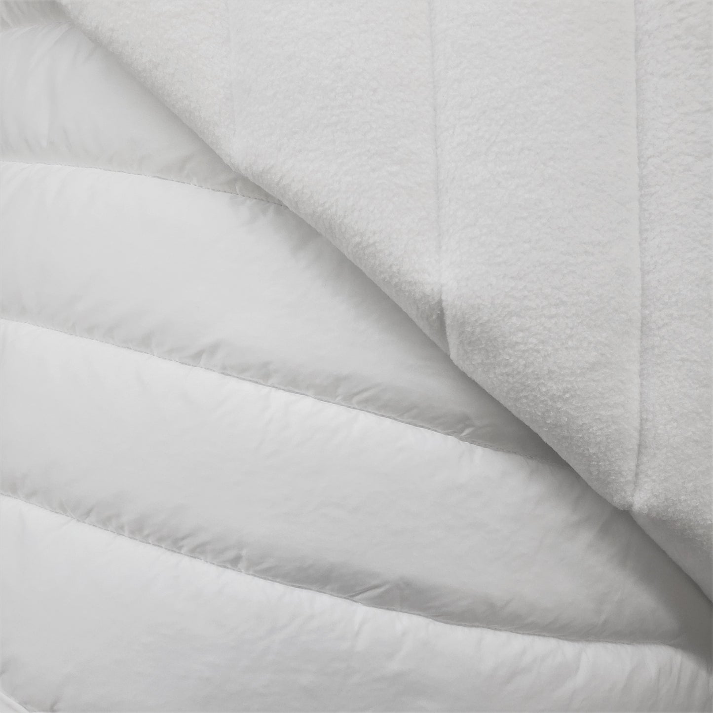 Quilted Polar, 2-Sided 13oz - White (detail / fold)